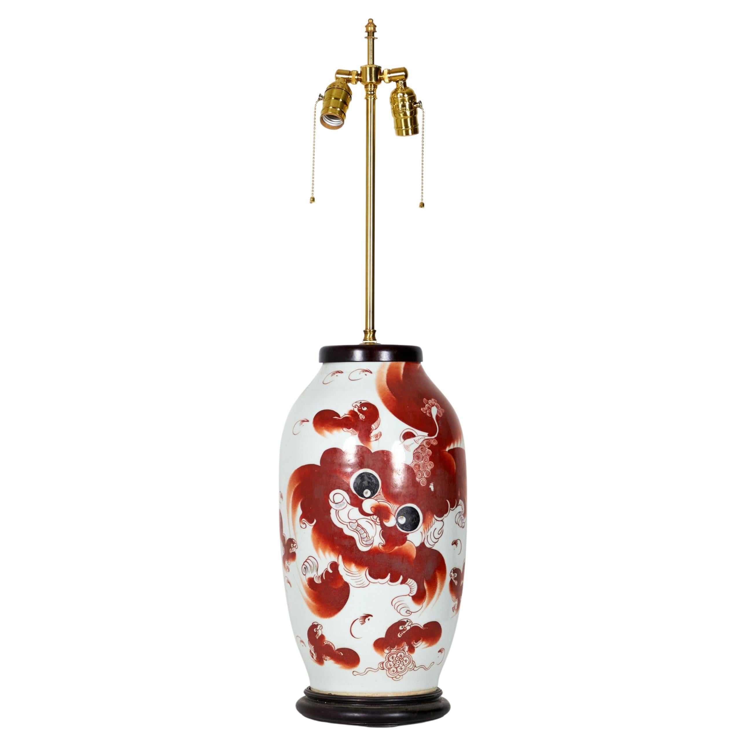 Lampe de bureau chinoise ancienne à vase en porcelaine rouge de conception Taishi Shaoshi en vente