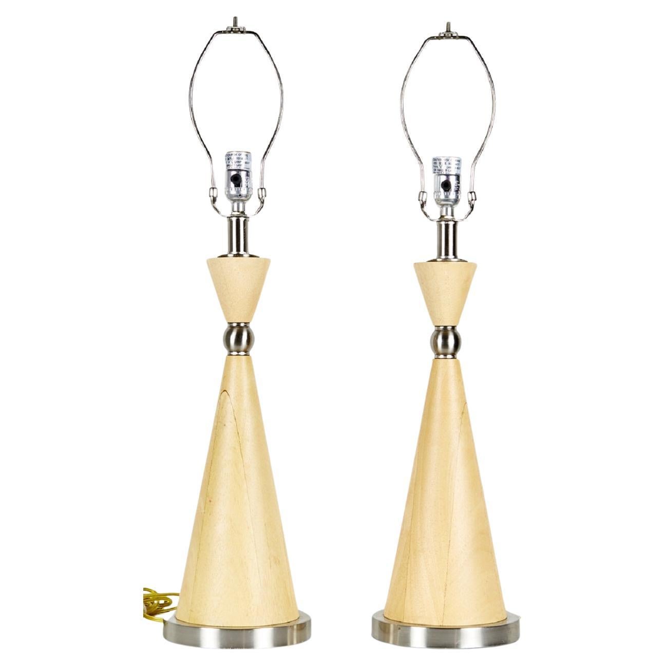 Coppia di lampade da tavolo contemporanee a forma di clessidra in pino e cromo in vendita