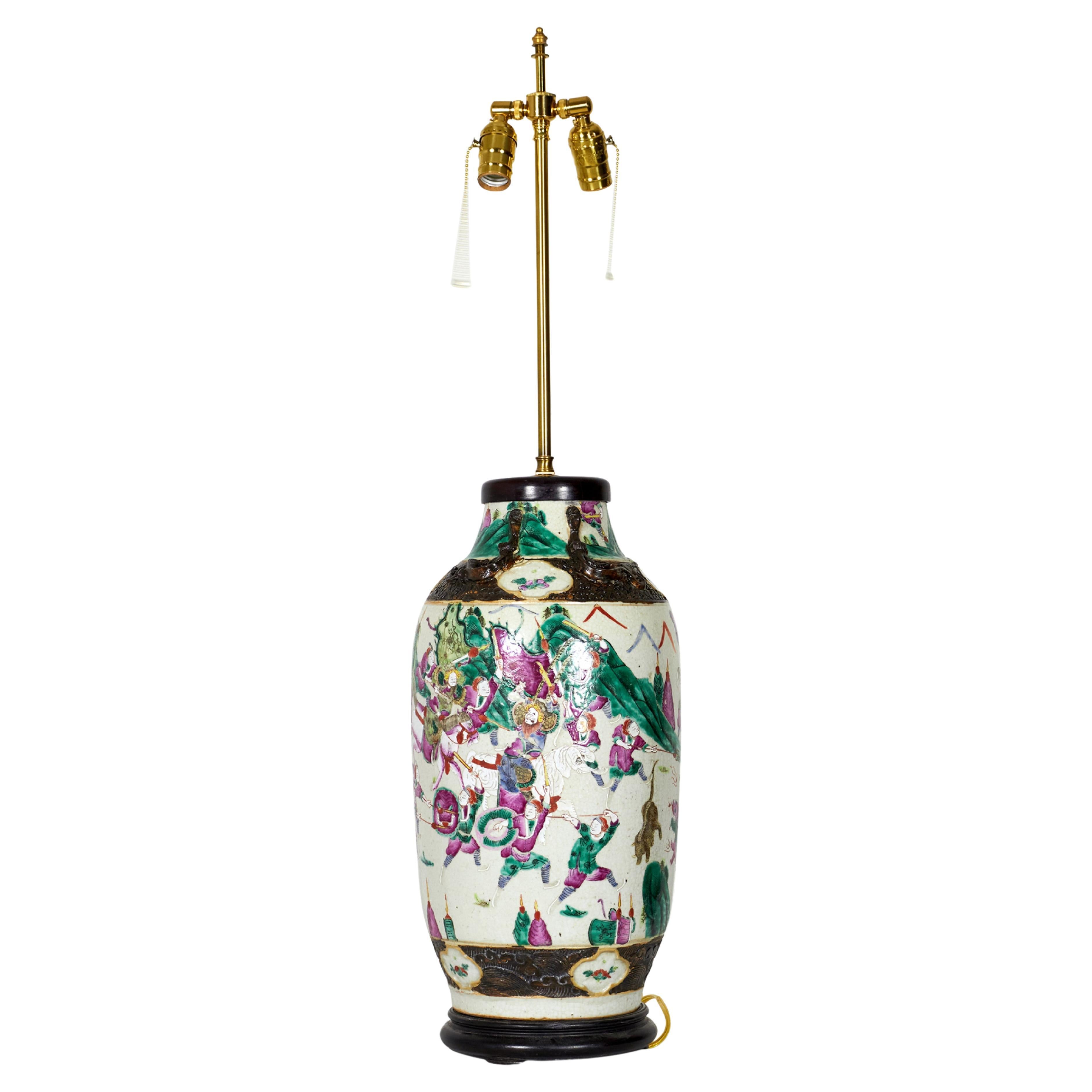 Antica lampada da tavolo in vaso di porcellana cinese Famille Rose Procession Scene Design