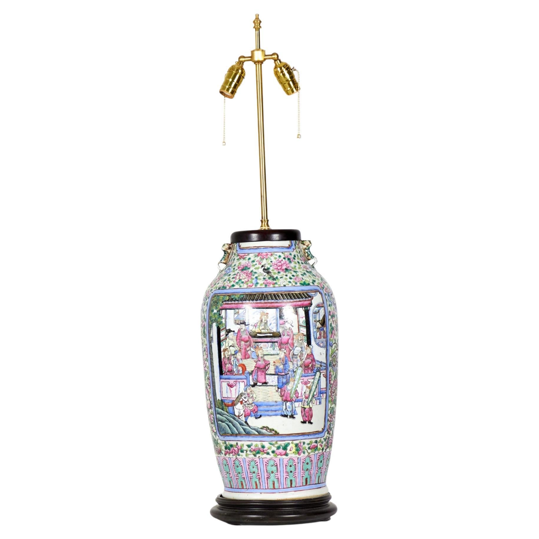Antica lampada da tavolo in porcellana multicolore Famille Rose cinese in vendita