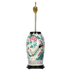 Antica lampada da tavolo cinese con vaso in porcellana Famille Rose e disegno di uccelli