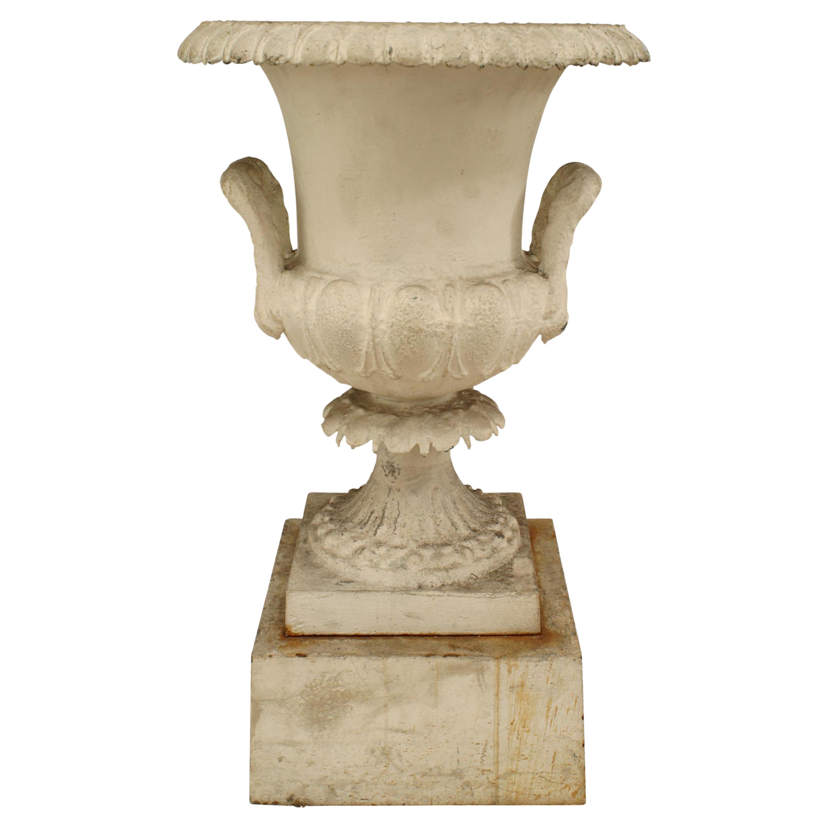 Vaso da fiori vittoriano in ferro, realizzato a mano, con bordo smerlato, XX secolo