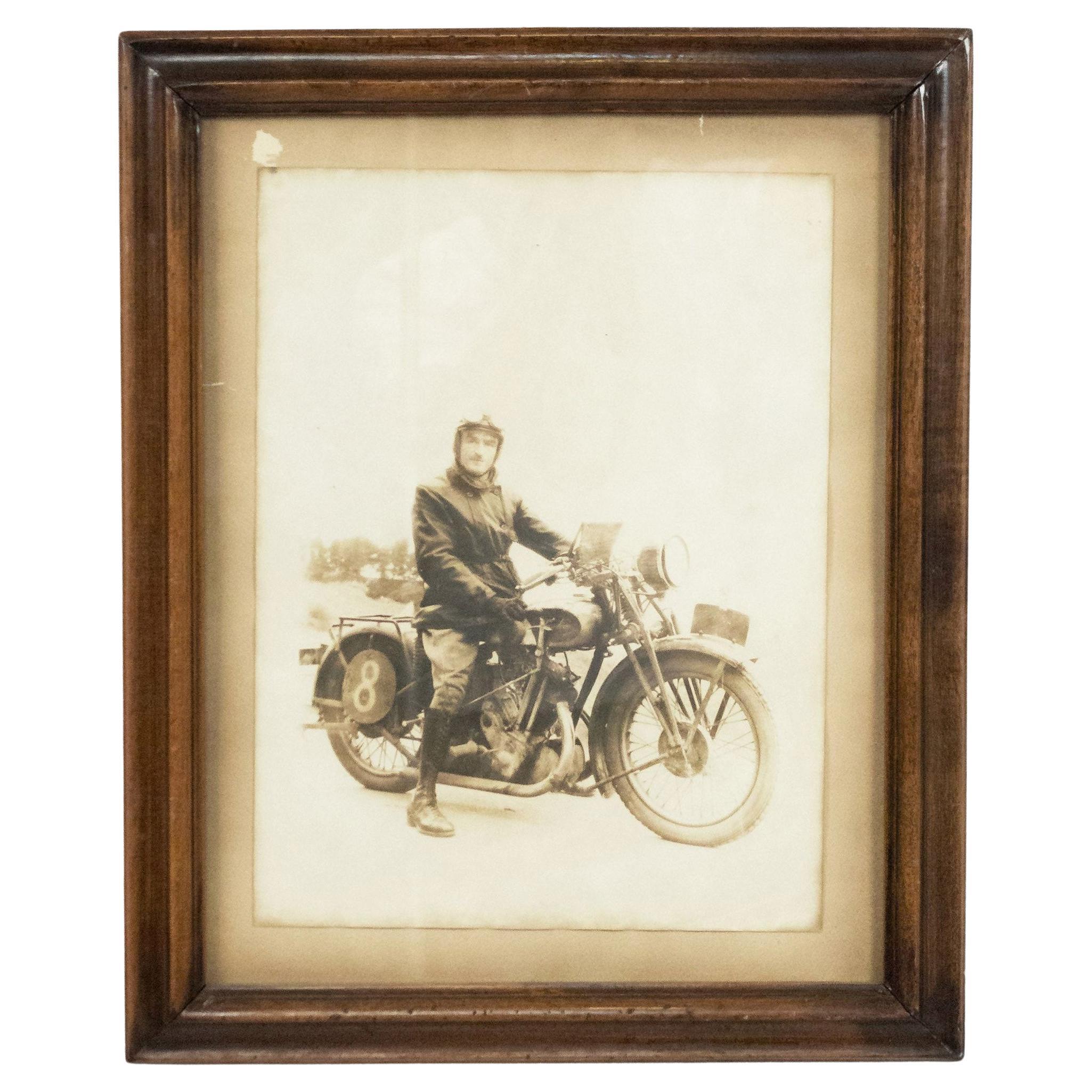 Vintage-Fotografie eines Mannes auf einem Motorrad, Sepia, 20. Jahrhundert, gerahmt