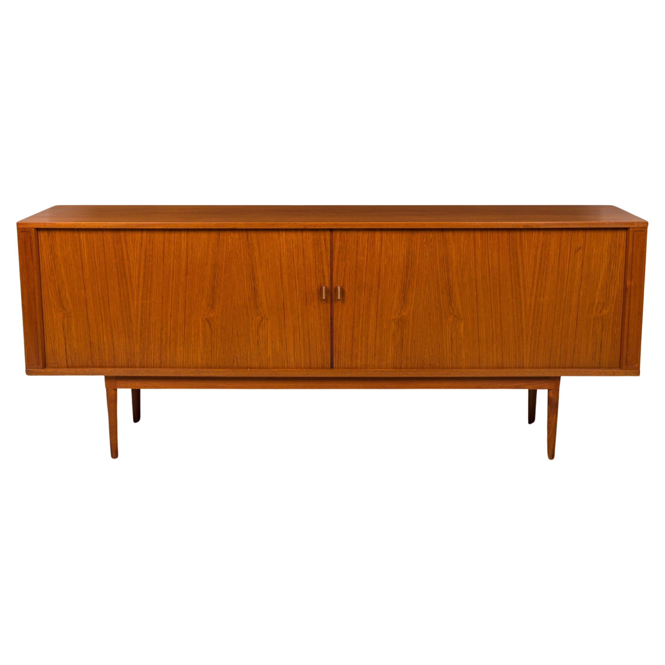 Peters Løvig, mobile server danese di metà secolo con porta a tamburo in legno  / Credenza in vendita