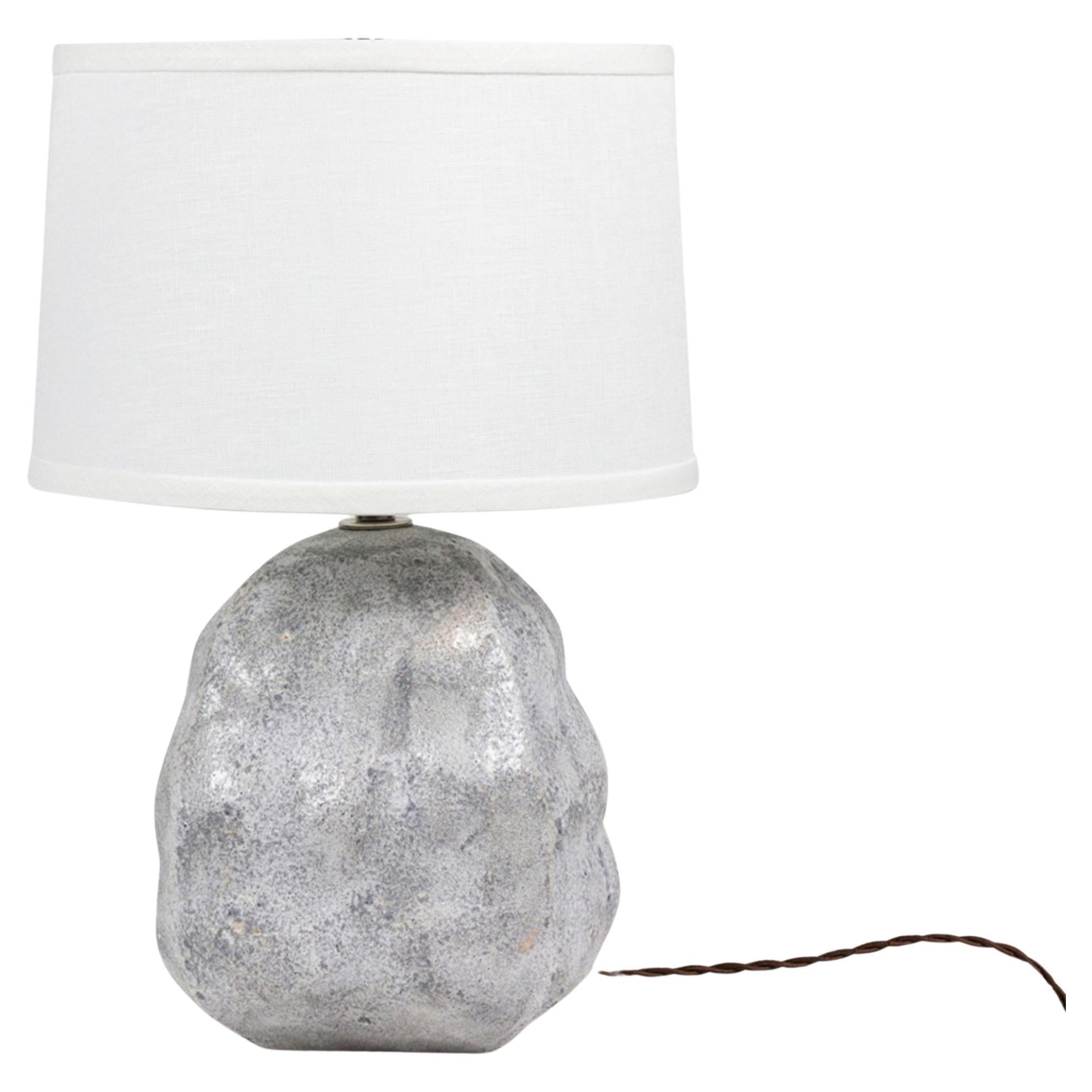 Gary Dipasquale Lampe de table contemporaine de forme bulbeuse en céramique texturée grise