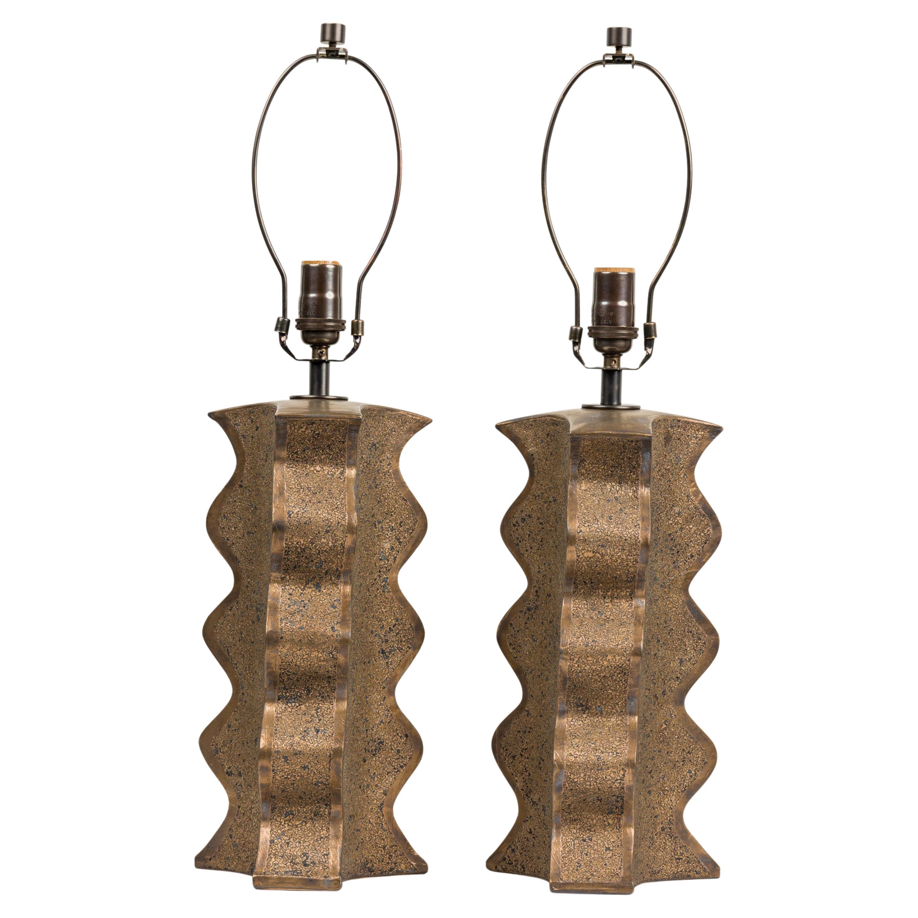 Paire de lampes DiPasquale, fabriquées à la main, à 6 côtés, émaillées de bronze texturé
