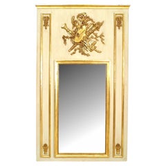 Specchio da parete con motivo musicale dipinto in bianco e oro in stile Luigi XVI Specchio da parete con motivo musicale dipinto in bianco e oro in stile Luigi XVI