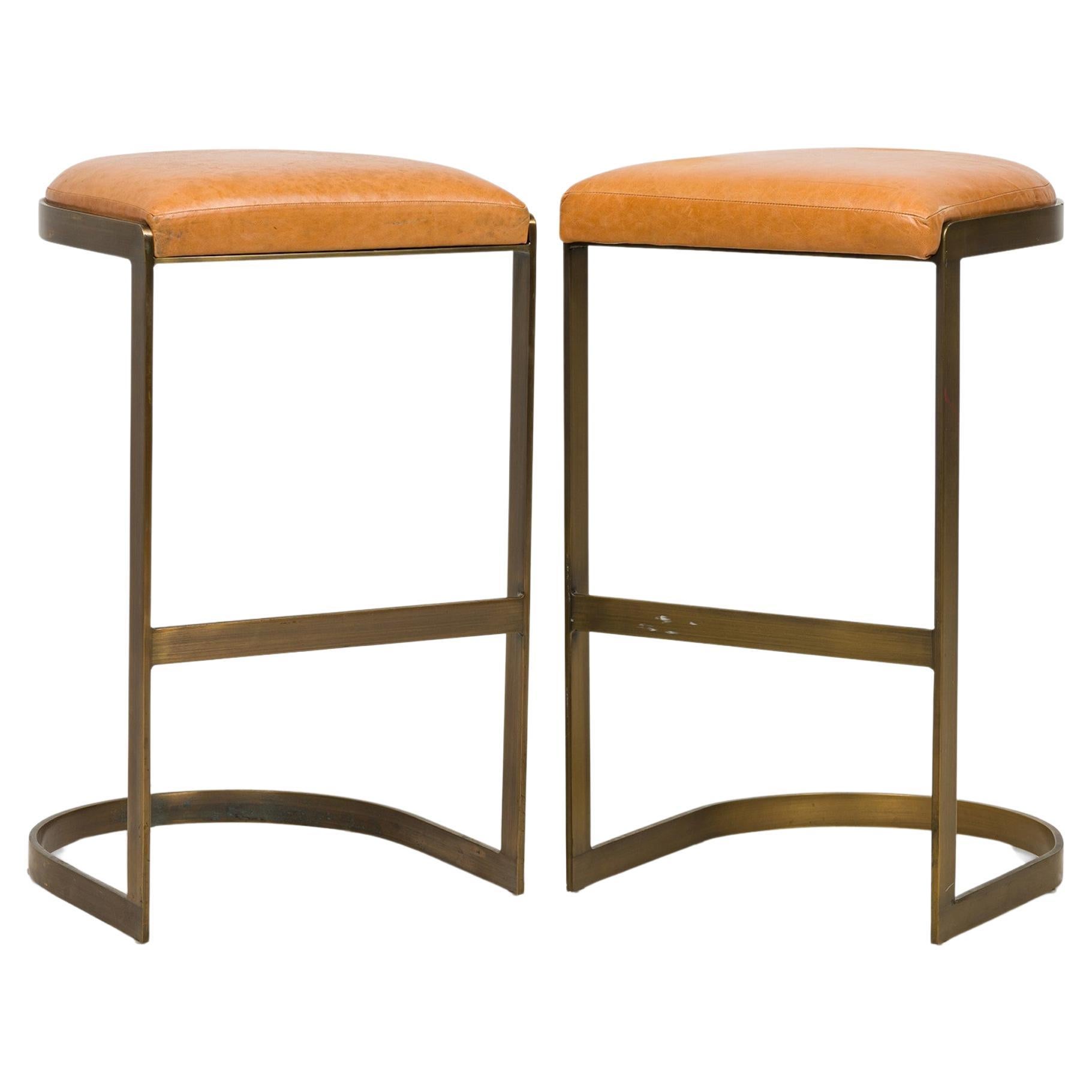 Juego de 4 taburetes de bar de mediados de siglo con base en forma de herradura, de latón y madera, 1955