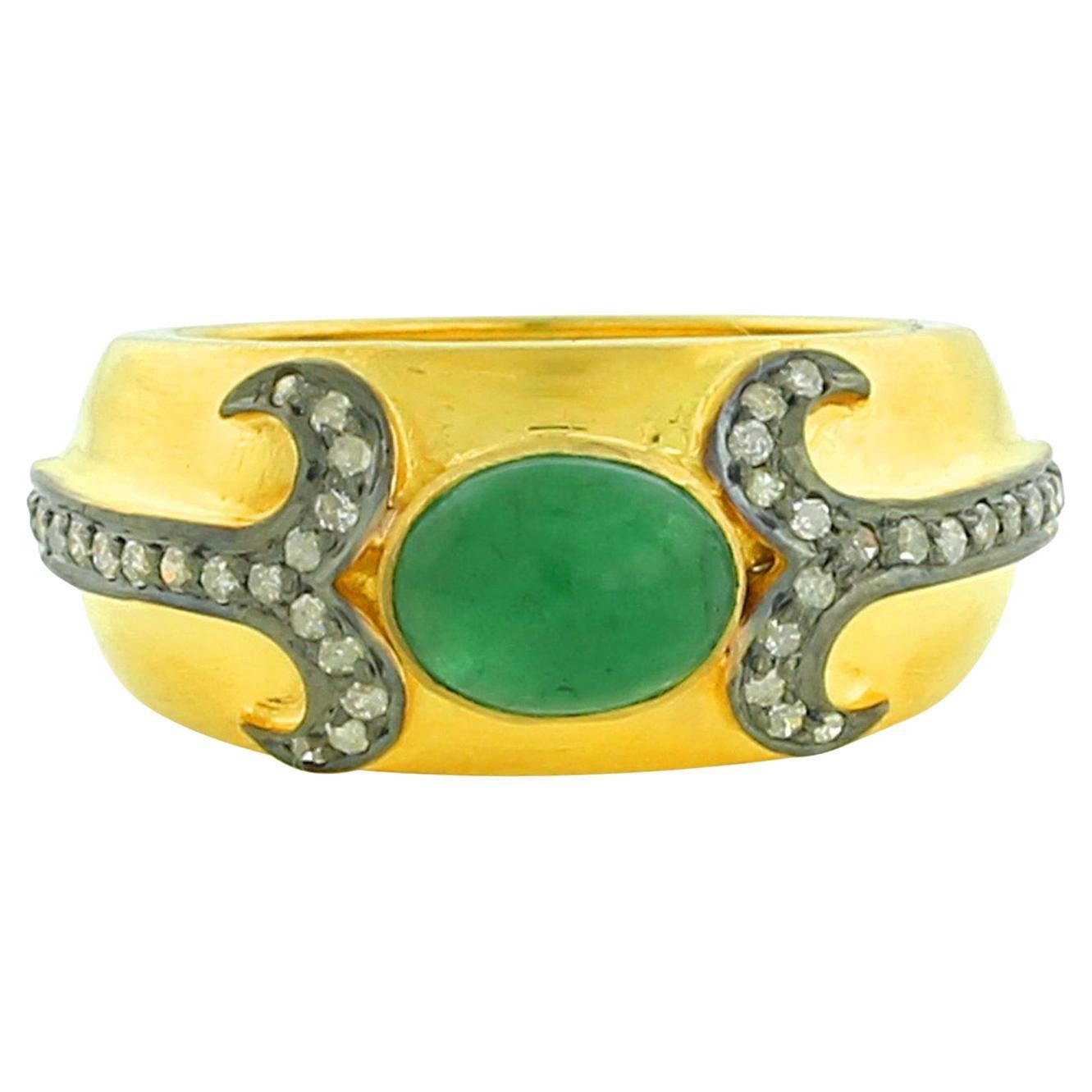 Center Stone Emerald Ring With Diamonds Made In 18k Yellow Gold For Sale