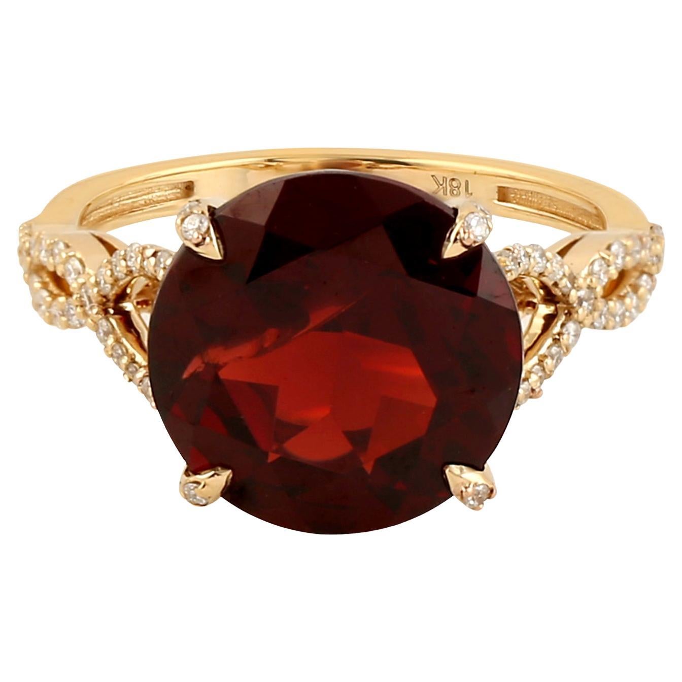 7.44 Ct Garnet Cocktail Ring With Diamonds Made In 18k yellow Gold For Sale
