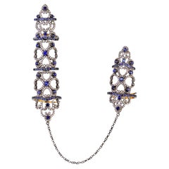 Anillo de dos dedos con diamantes y zafiro azul engastados, de oro de 18 quilates y plata