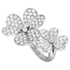 Van Cleef & Arpels Frivole, anello con fiore da dito in oro bianco 18 carati e diamanti da 2,10 carati