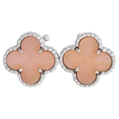 Van Cleef & Arpels Alhambra Ohrringe aus 18 Karat Weißgold mit Diamanten und rosa Opal