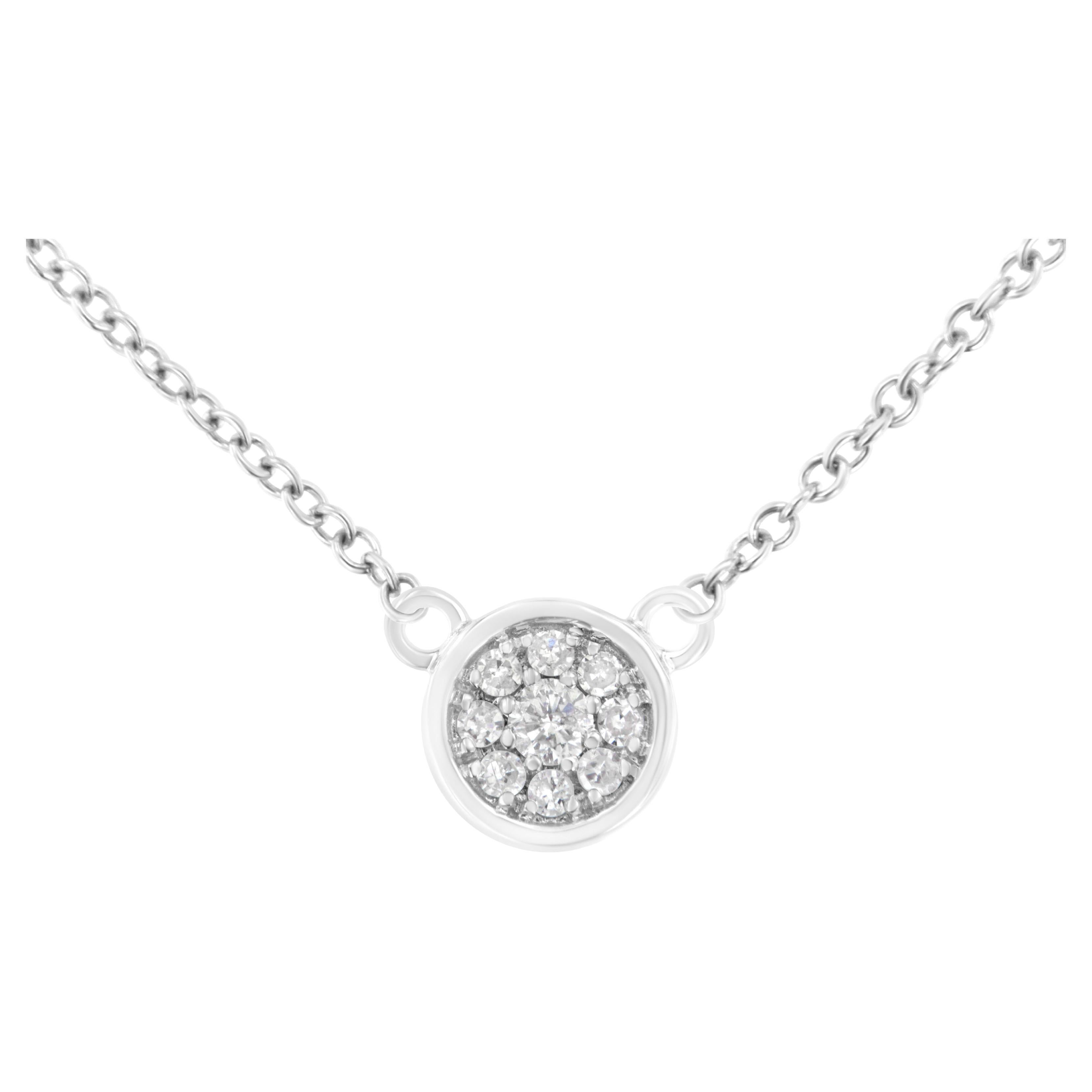 Collier pendentif en or blanc 10K avec fleur en diamant 1/4 Cttw et chaîne réglable de 16 à 18 pouces en vente