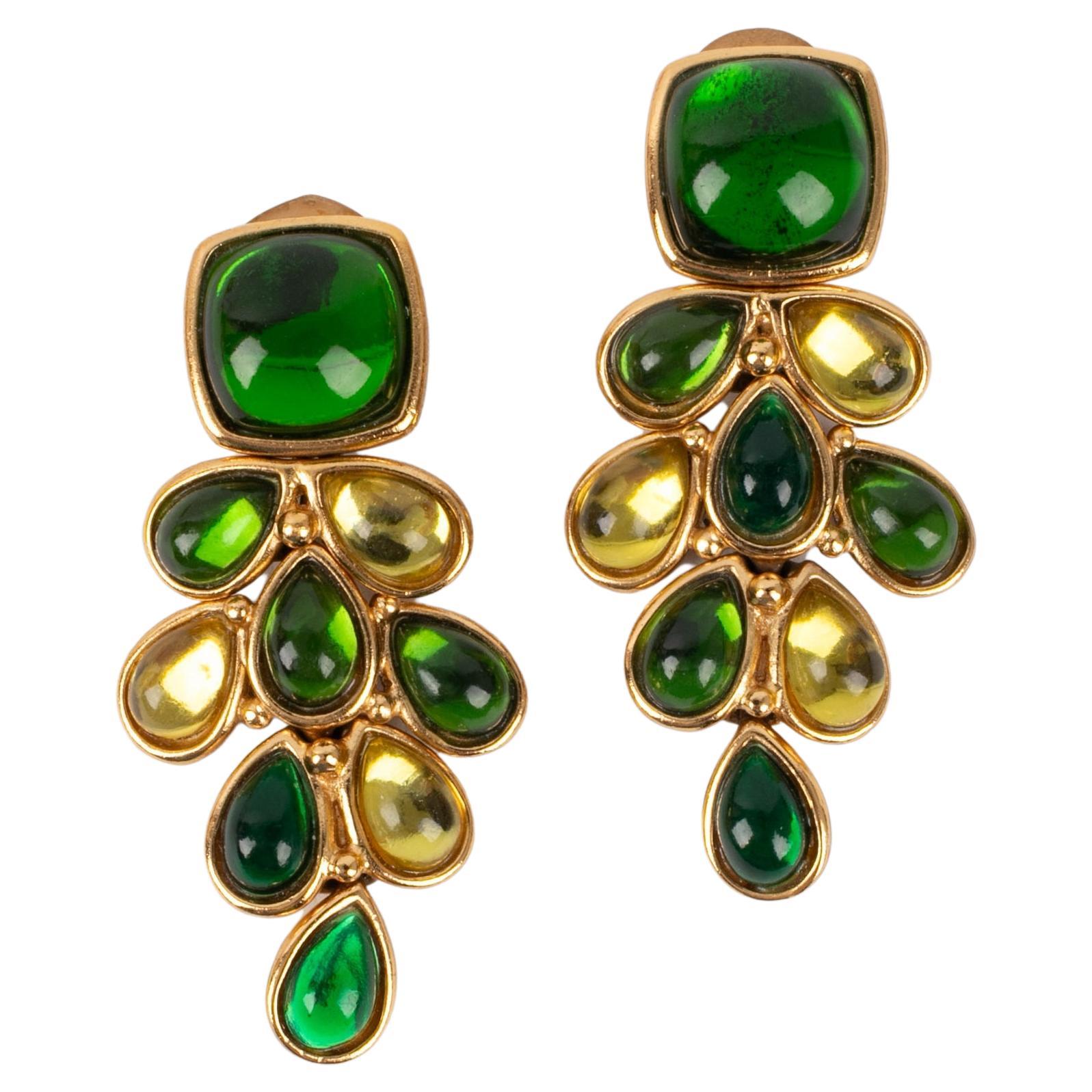 Orecchini in metallo dorato e resina Goossens