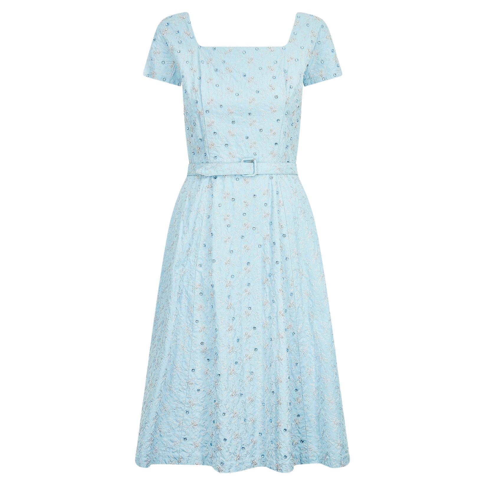 Robe à jupe complète brodée de fleurs et de cristaux, bleu, années 1950