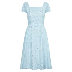 Robe à jupe complète brodée de fleurs et de cristaux, bleu, années 1950