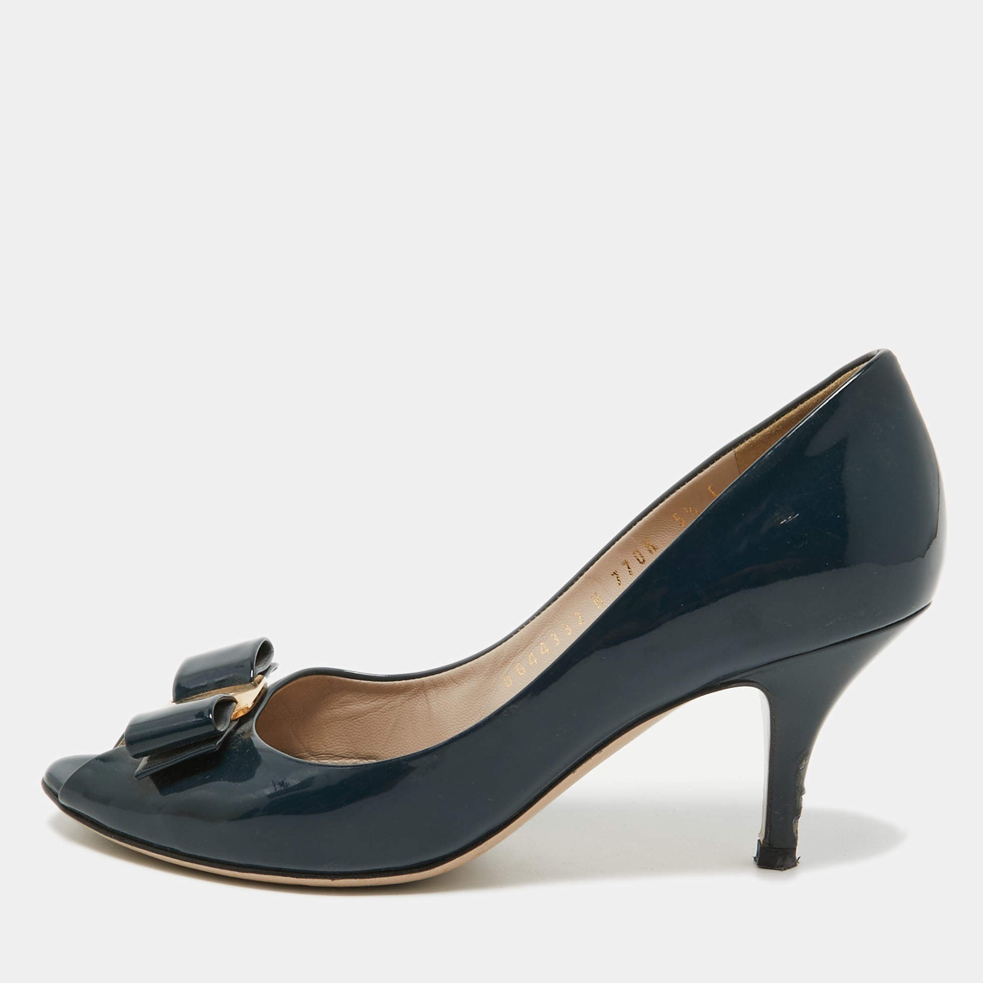 Salvatore Ferragamo Bombas con lazo Vara de charol azul marino talla 36