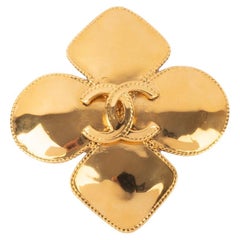 Chanel Broche de metal dorado, 1997
