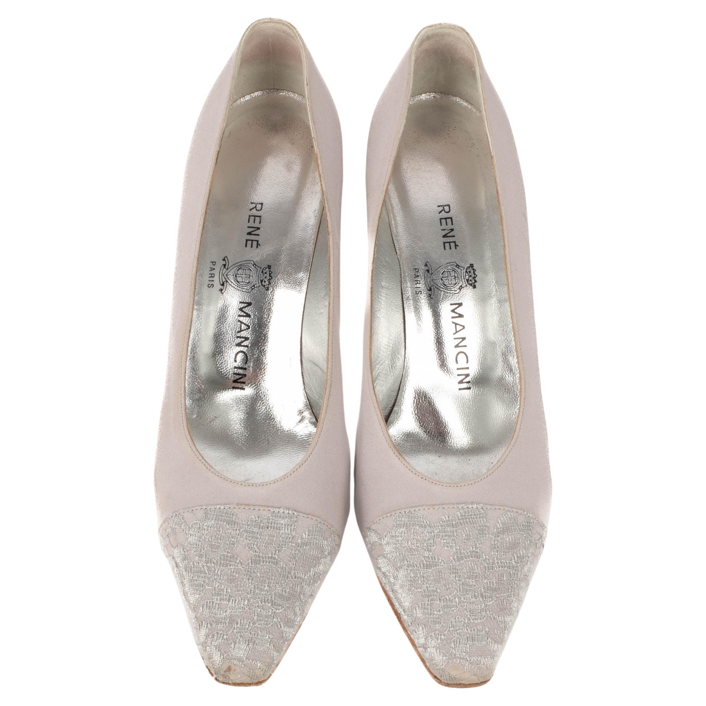 RENÉ MANCINI - (Made in France) Silk, lace, and leather stilettoes. Size 40.5 indicated.

Additional information:
Condition: Decent condition
Dimensions: Heel height: 9 cm

SKU:CH52