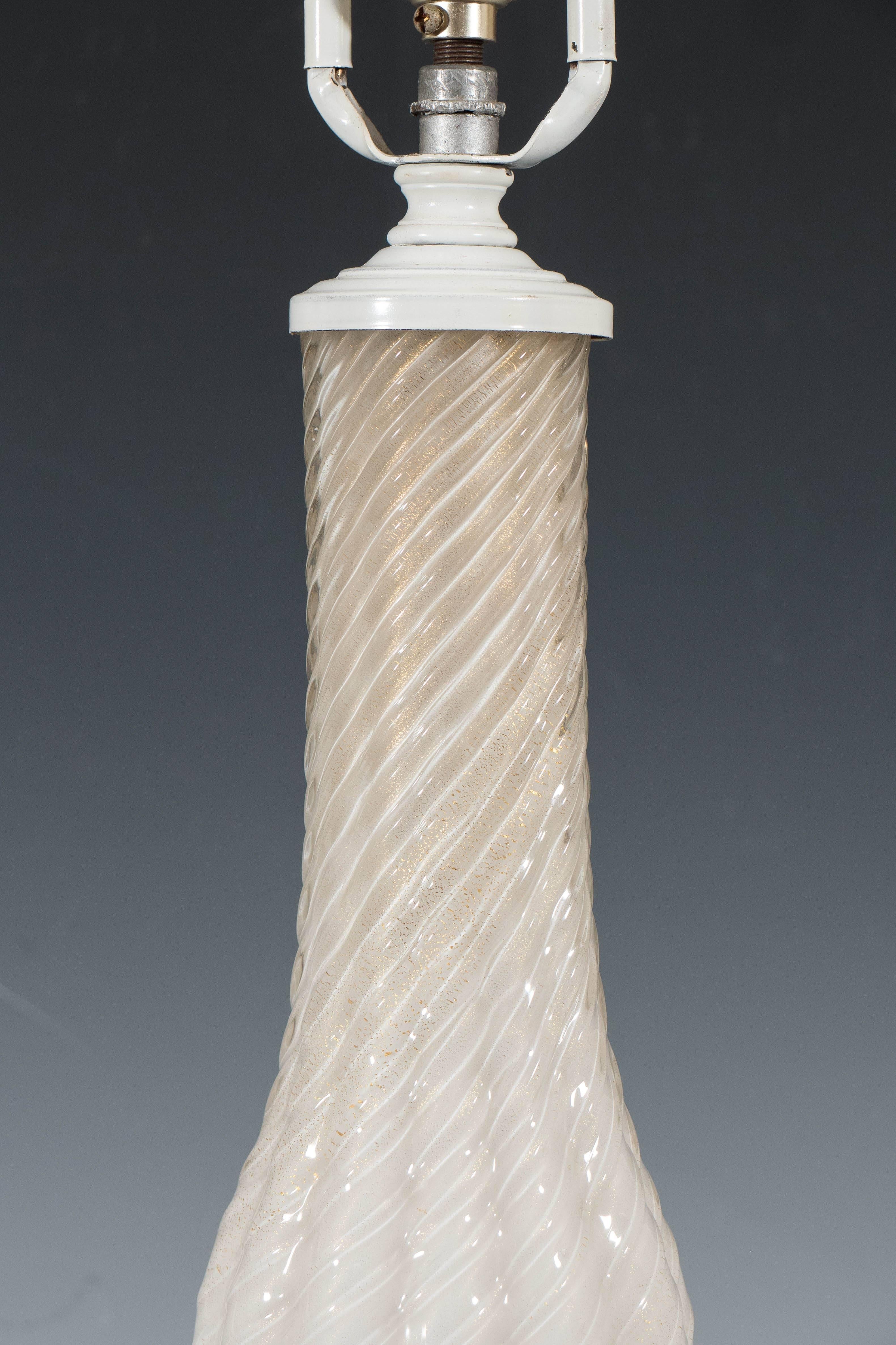 Midcentury White and Gold Spun Murano Glass Table Lamp In Good Condition In New York, NY