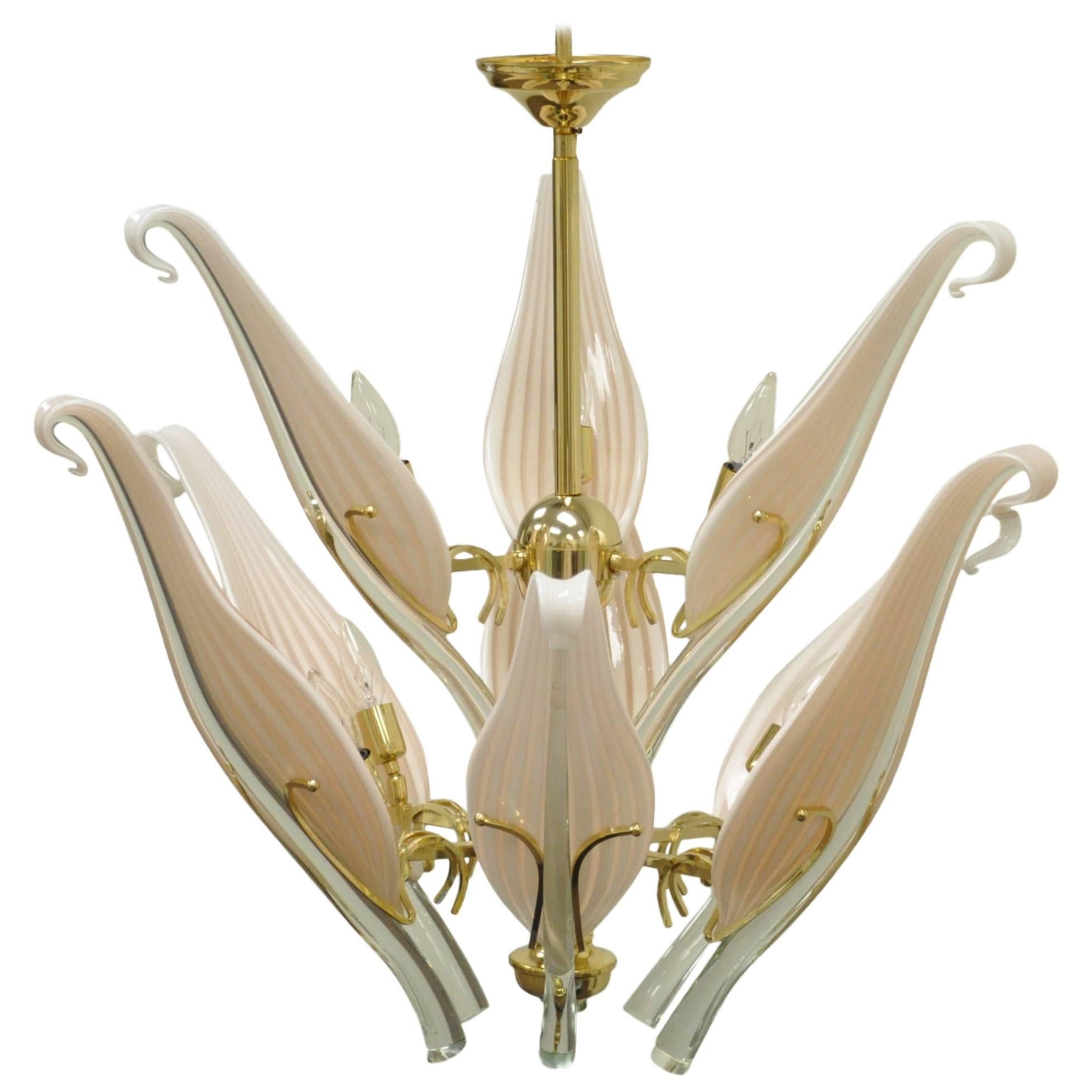 Lampadario Seguso Murano a due piani in vetro rosa e ottone con nove foglie di gattuccio in vendita