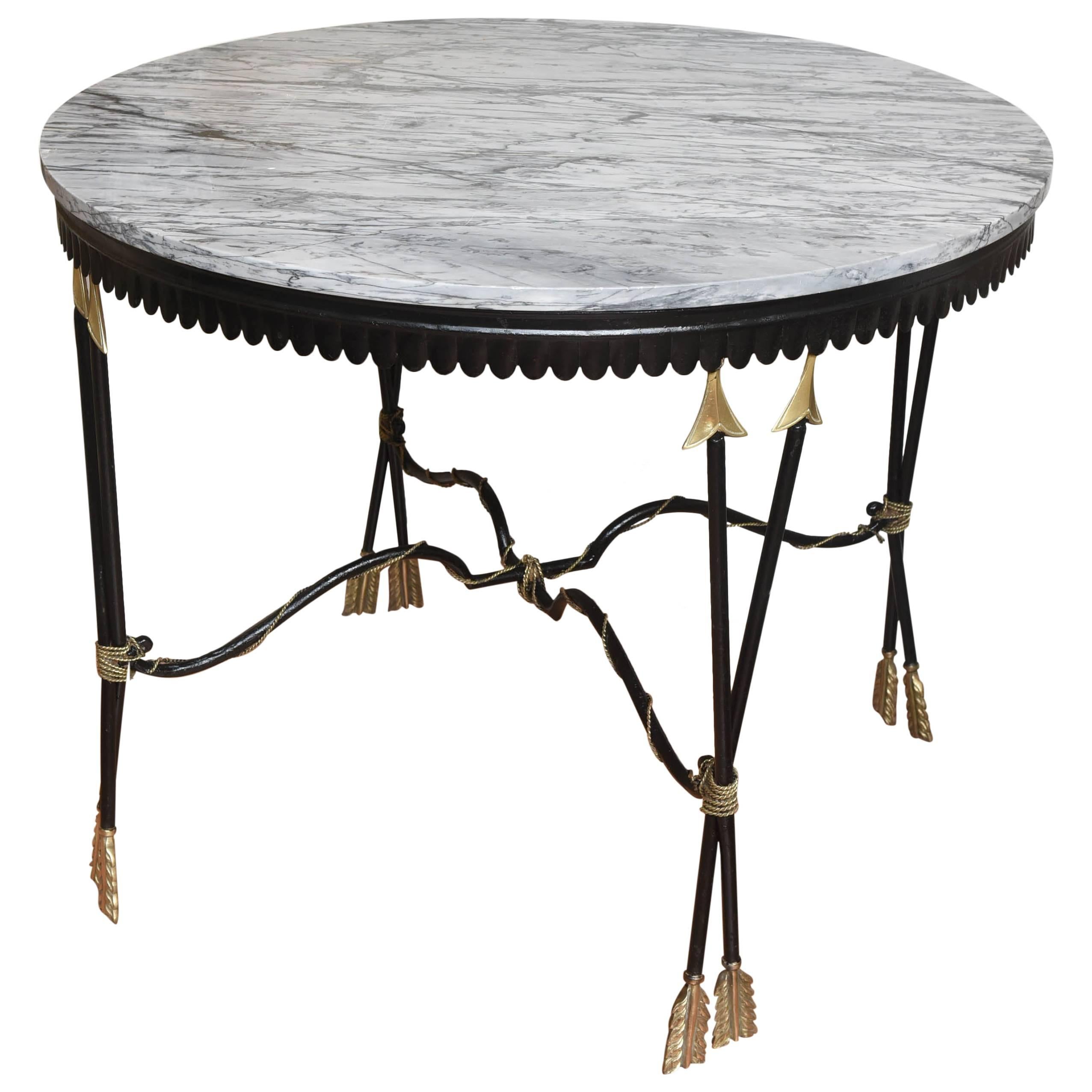 Table centrale néoclassique à flèches croisées avec plateau en marbre