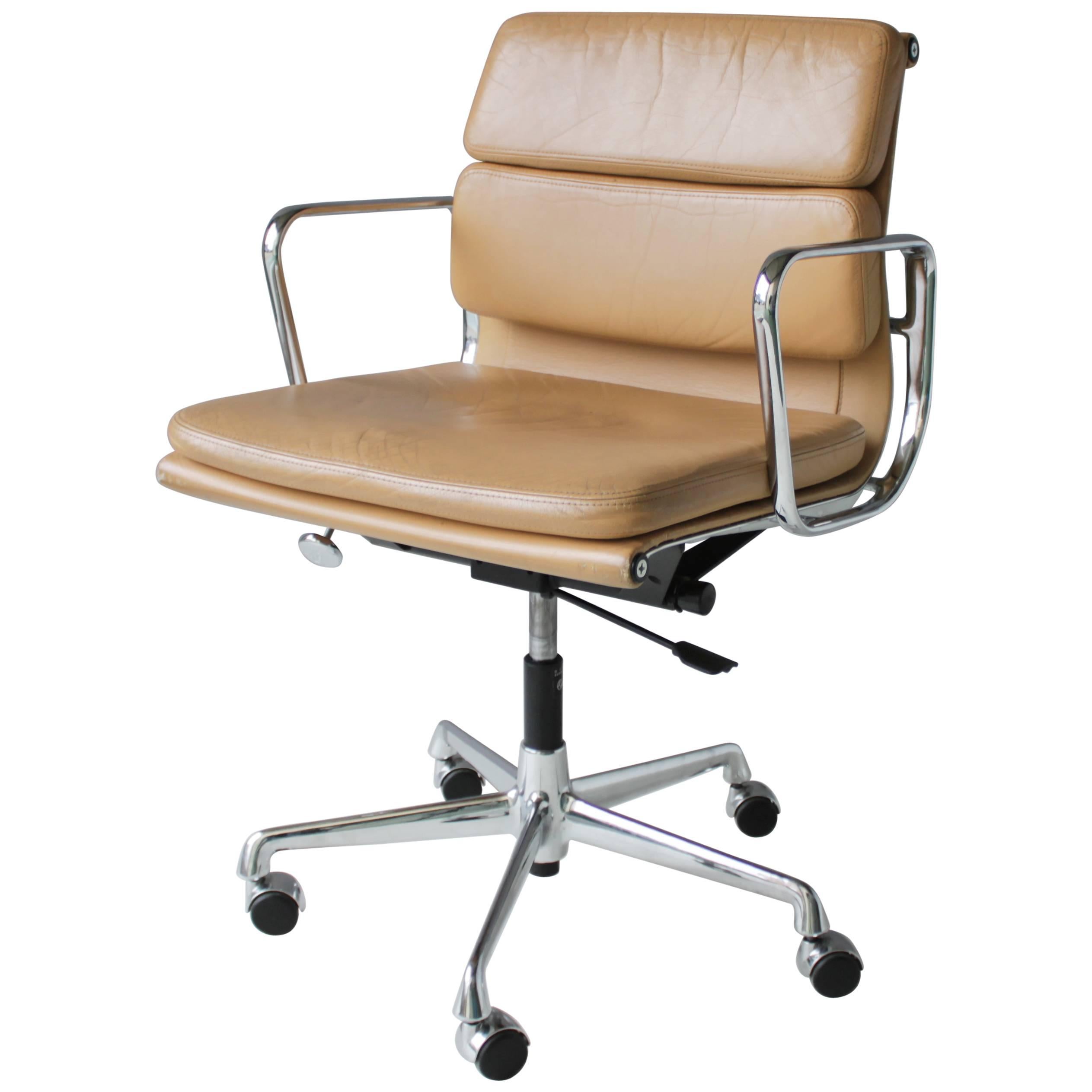 Eames EA 217 Soft Pad Chair