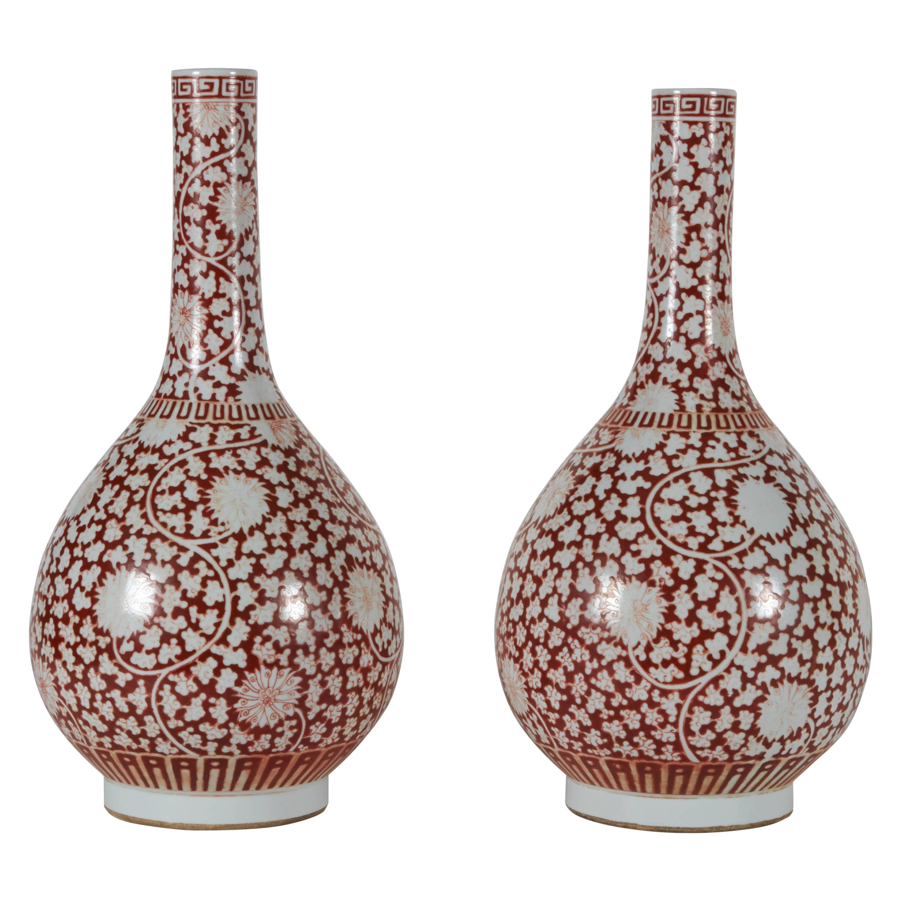 Paire de vases en forme de bouteille en porcelaine chinoise,  Période Daoguang (1821-1850)