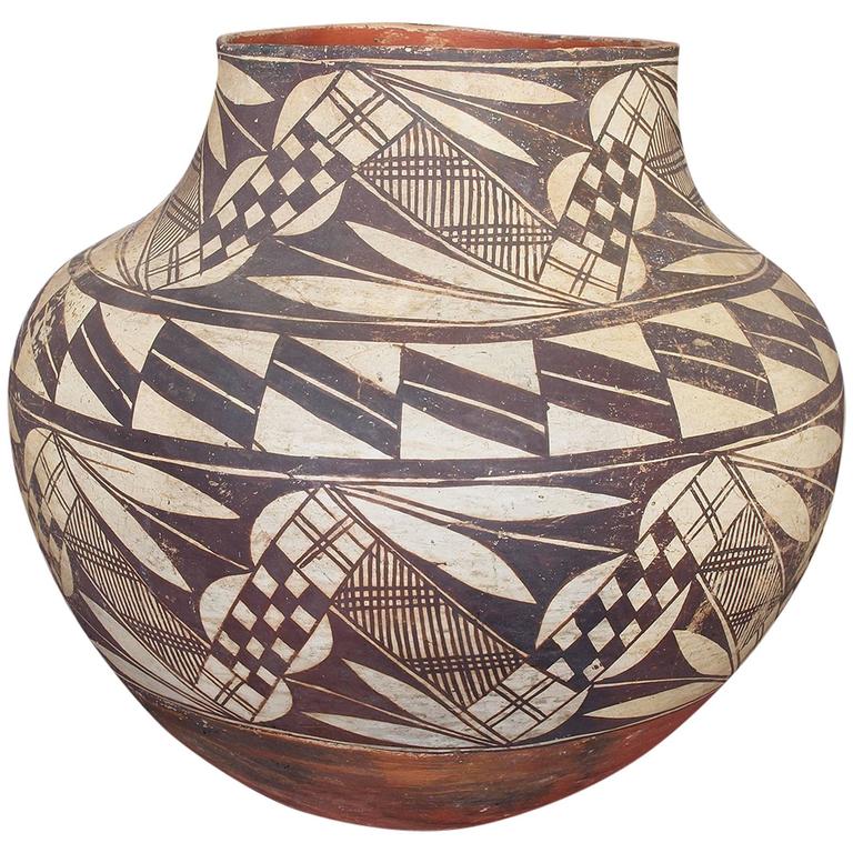 Antique Native American Pottery Olla, 19th Century For Sale at