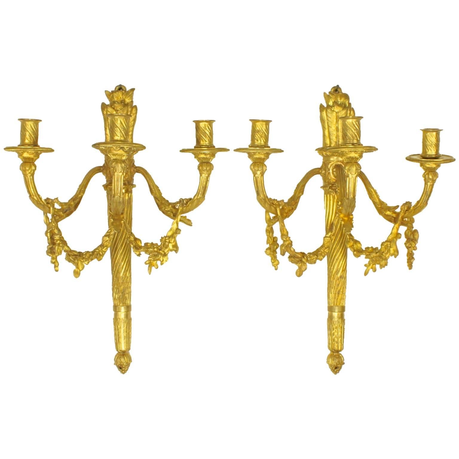Zwei dreiflammige Wandleuchter aus vergoldeter Bronze im Louis-XVI.-Stil mit Kleeblattmuster, umgekehrt H. Vian im Angebot