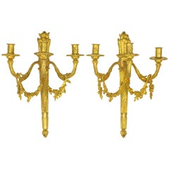 Zwei dreiflammige Wandleuchter aus vergoldeter Bronze im Louis-XVI.-Stil mit Kleeblattmuster, umgekehrt H. Vian