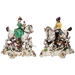 Exceptionnelle paire de groupes de chasseurs avec chevaux et chiens en porcelaine de Meissen antique