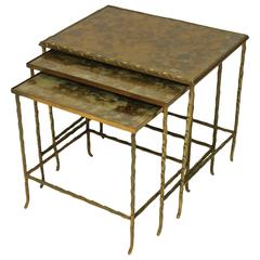 Satz von drei französischen Beistelltischen aus vergoldeter Bronze von Maison Bagues