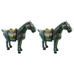 Paar chinesische Cloisonné-Pferdeskulpturen mit Sätteln:: 20. Jahrhundert