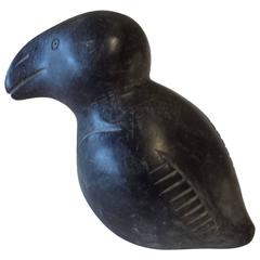 Sculpture en stéatite d'un oiseau mythique inuit:: signée et numérotée en italique