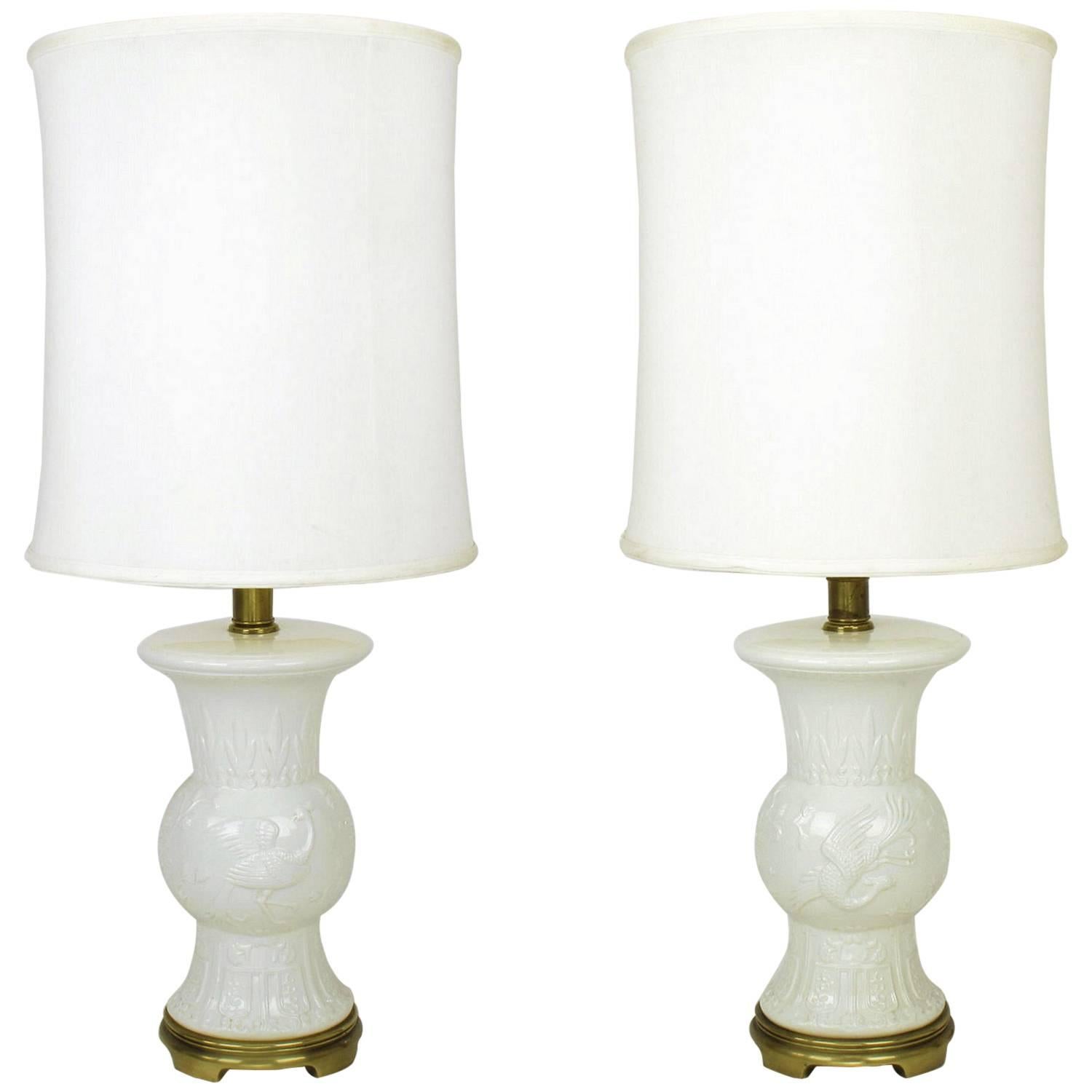 Ein Paar weiße Frederick Cooper-Porzellan-Tischlampen