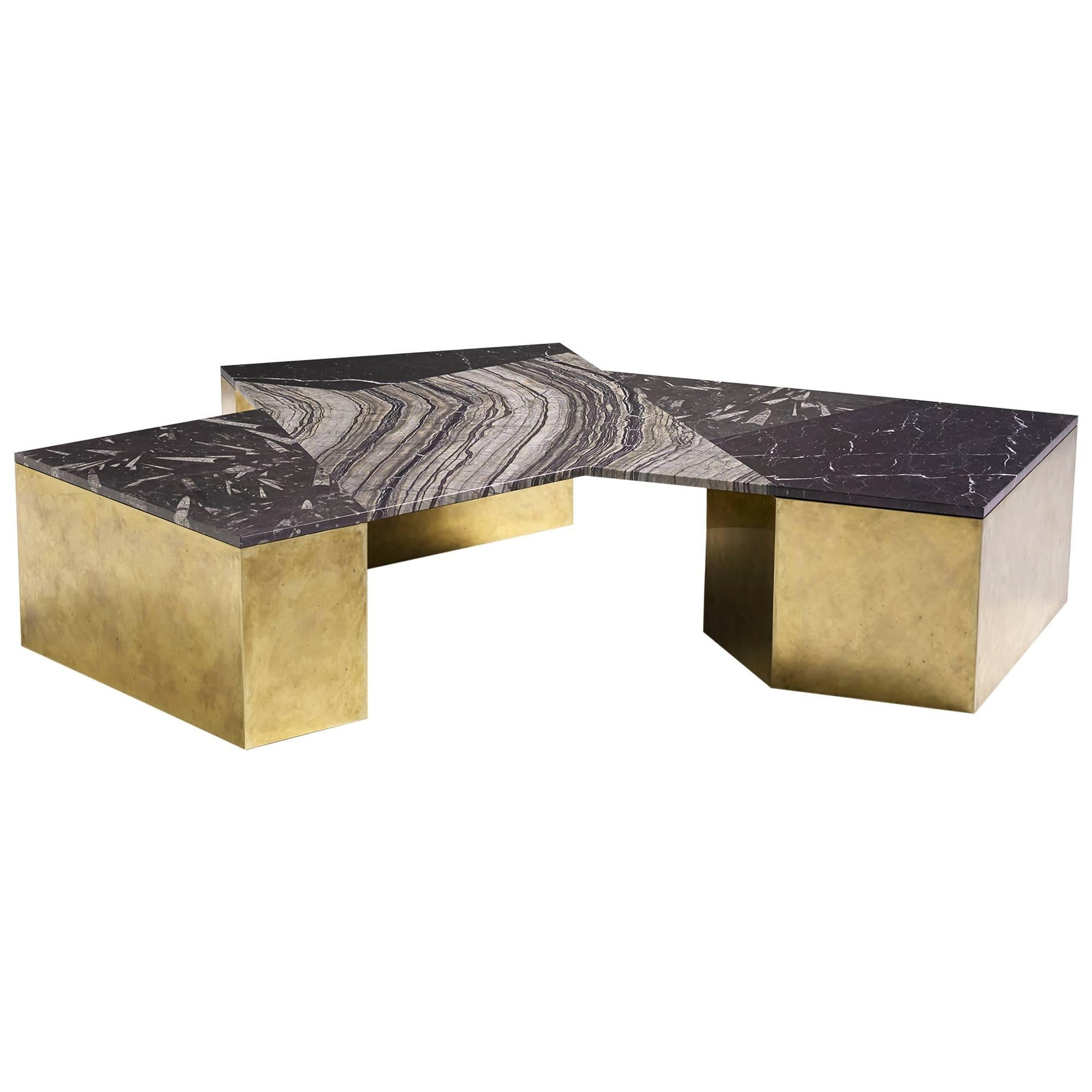 Mesa baja Brian Thoreen de mármol mixto negro y latón en venta