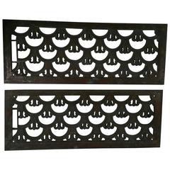 Paire assortie de grilles Art Déco en bronze