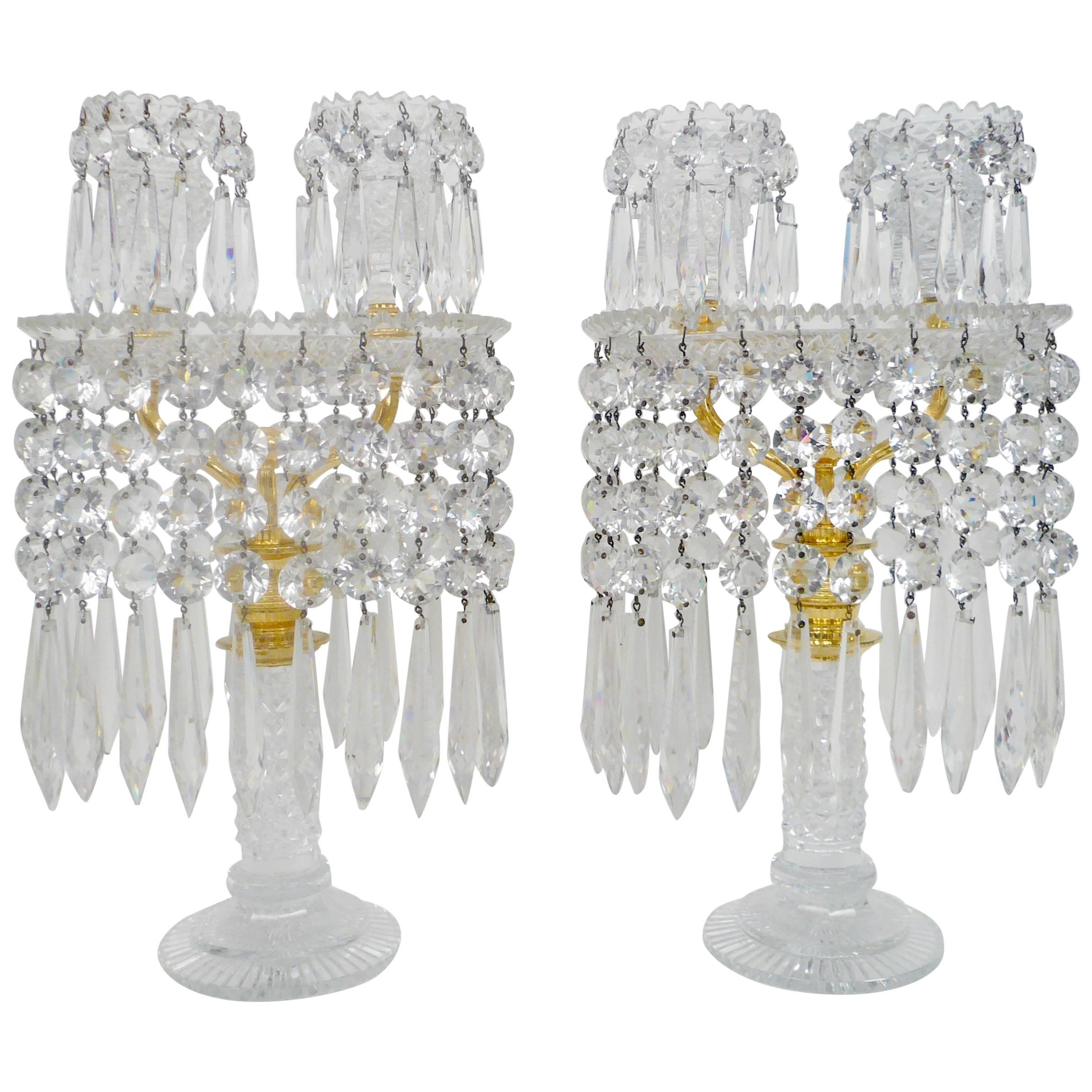 Pareja de candelabros ingleses de vidrio tallado de la Regencia, atribuidos a John Blades