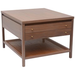 Mesa auxiliar de nogal y ratán de Paul McCobb para Calvin, EE.UU. Circa 1955