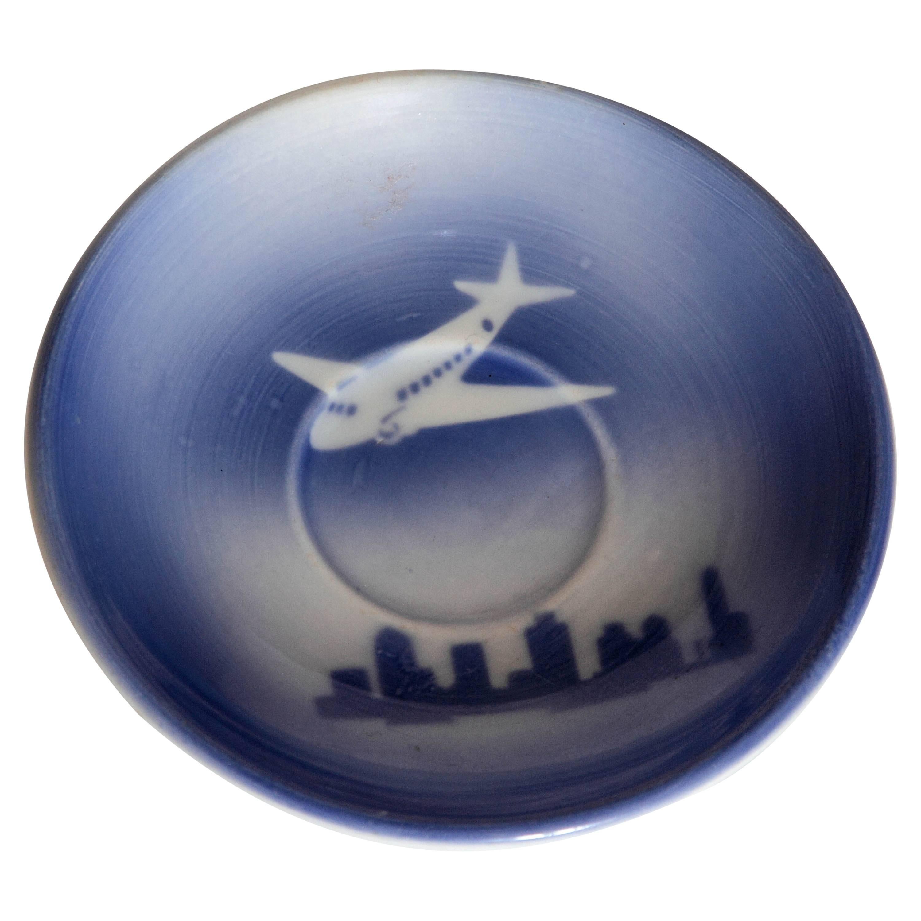 1940s Syracuse China Stylized DC 3 Saucer above Skyscraper City Scape For Sale