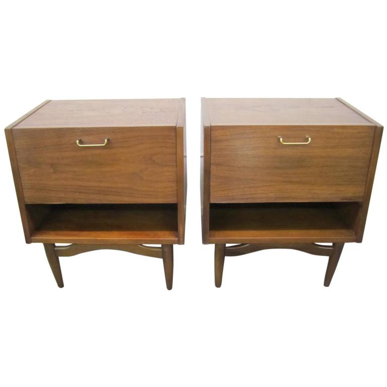 Stylish Pair of American of Martinsville Walnut Nightstands Mid-Century Modern For Sale
