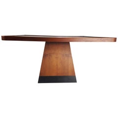 Cocktail Tables post moderno in raso con base a piramide in stile Philippe Starck