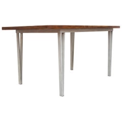 Moderner Esstisch aus Palisanderholz mit Bogenplatte und weißem geometrischem Metallrahmen