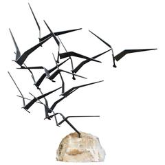 Sculpture cinétique d'oiseaux en vol sur pierre onyx blanche par Curtis Jere