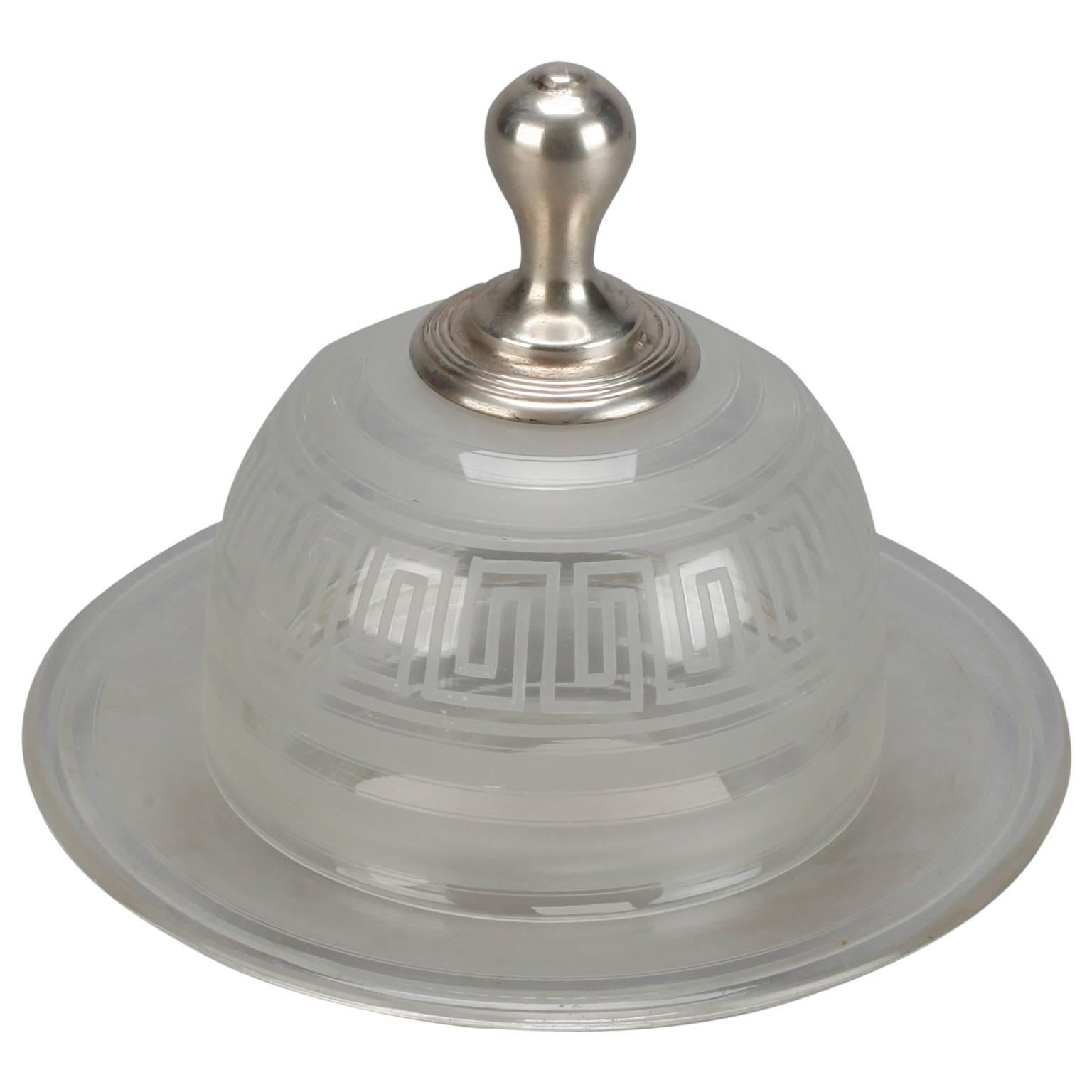 Assiette bombée en verre gravé avec bordure en forme de clé grecque et bouton en sterling