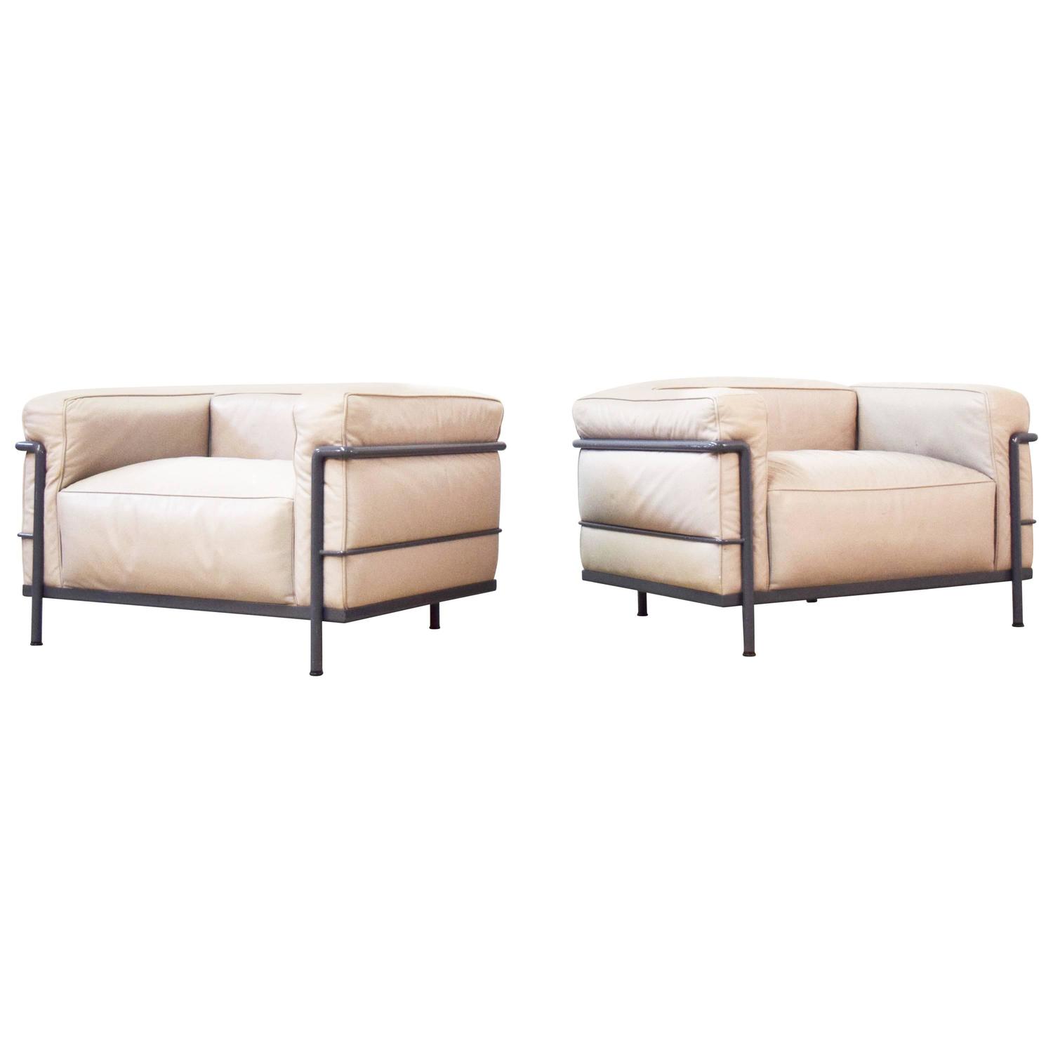 Pair of Le Corbusier LC3 "Grand Confort" Chairs by Cassina at 1stdibs