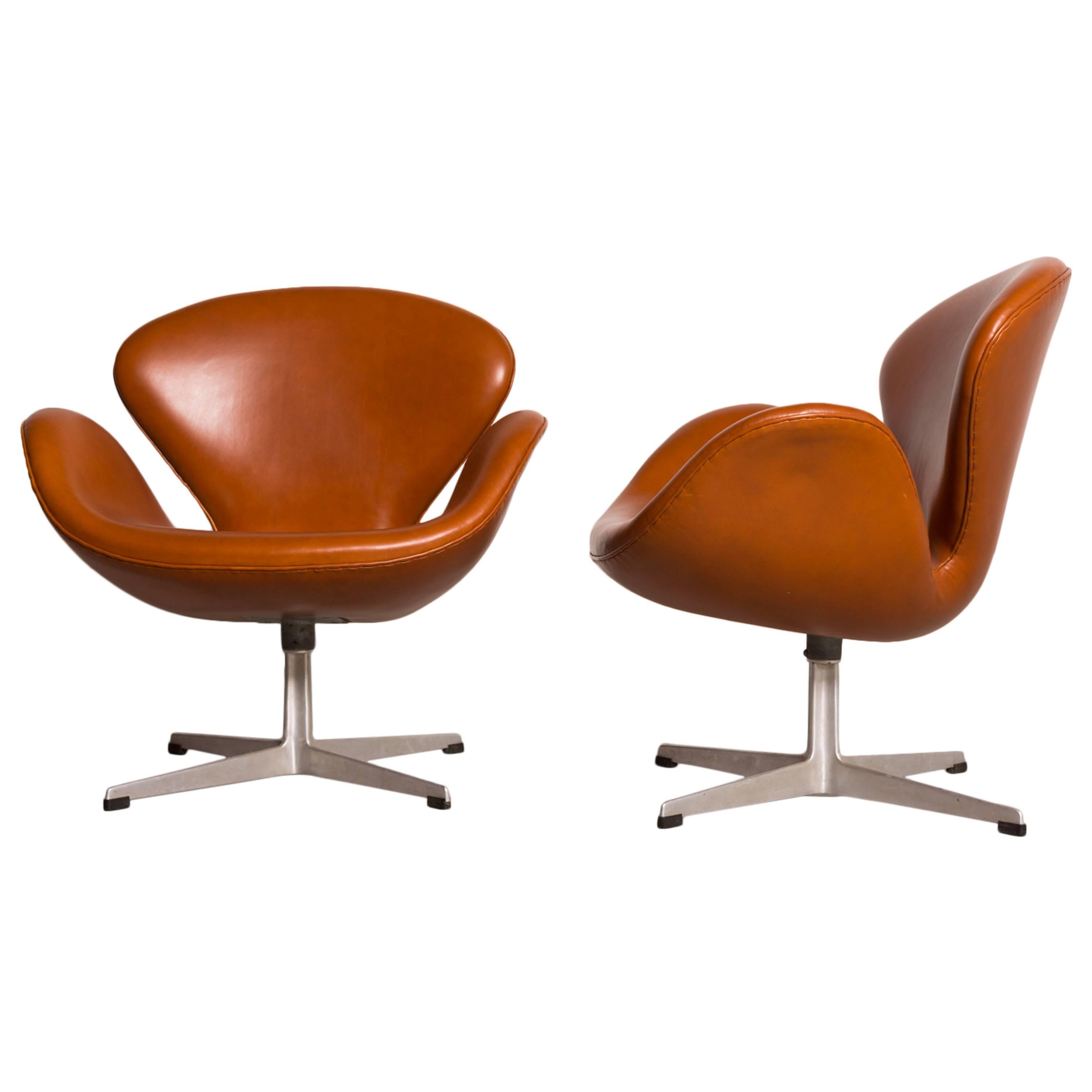 Early Arne Jacobsen Pair of Swan Chairs for Fritz Hansen, 1950s