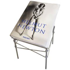Libro "Sumo" di Helmut Newton su supporto cromato di Philippe Starck
